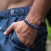 Bracelet Lapis-Lazuli 8mm porté — pierre bleue lithothérapie