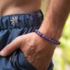 Bracelet Améthyste 8mm porté au poignet — bijou pierre naturelle