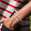 Bracelet Howlite 6mm porté au poignet — pierre blanche apaisante