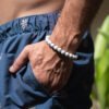 Bracelet Howlite 8mm porté — pierre naturelle stress anxiété