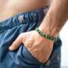 Bracelet Jade 8mm tibétain porté au poignet