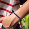 Bracelet Lapis-Lazuli 6mm porté — pierre bleue sagesse communication