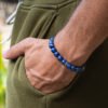 Bracelet Lapis-Lazuli 8mm tibétain porté au poignet