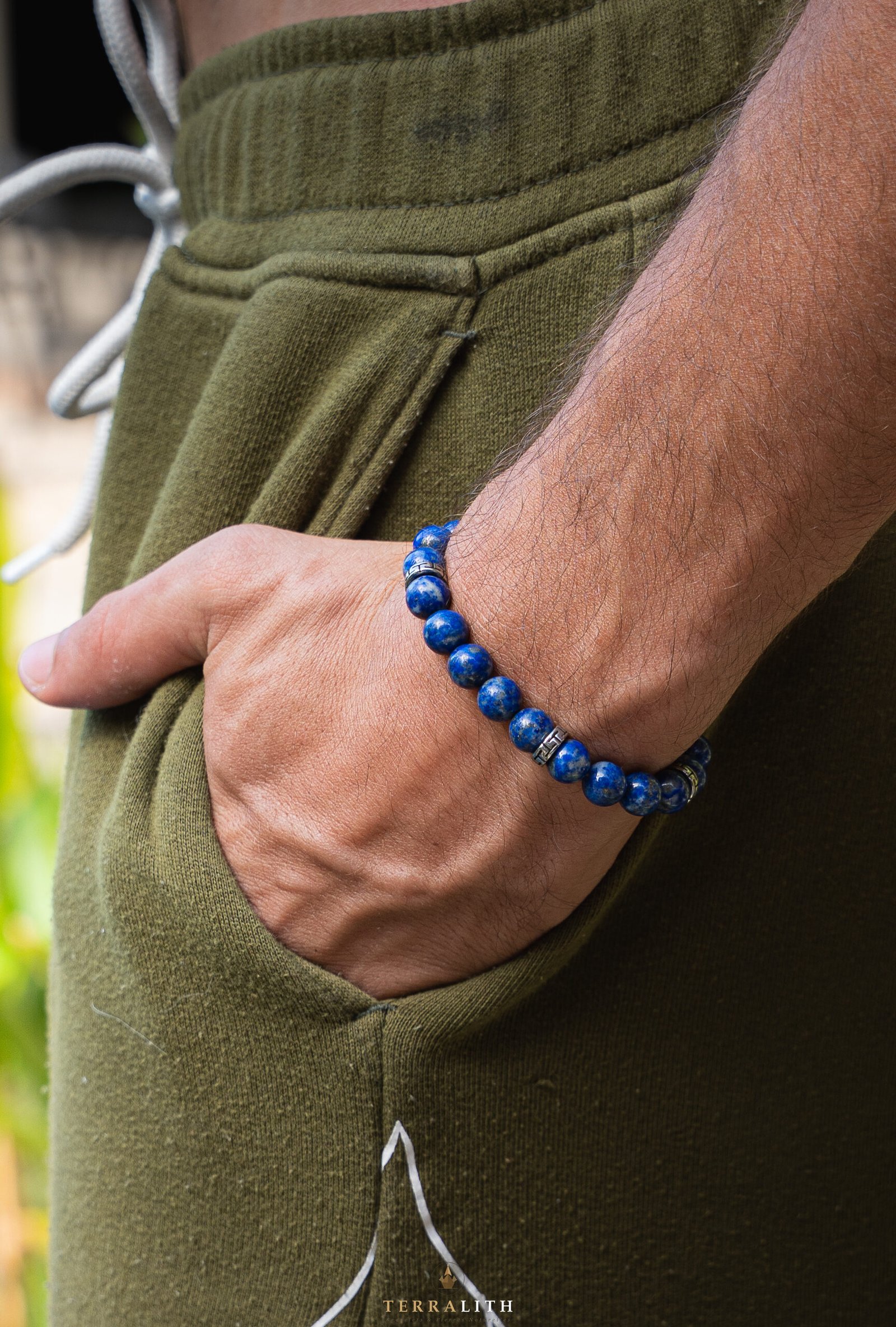 Bracelet Lapis-Lazuli 8mm tibétain porté au poignet