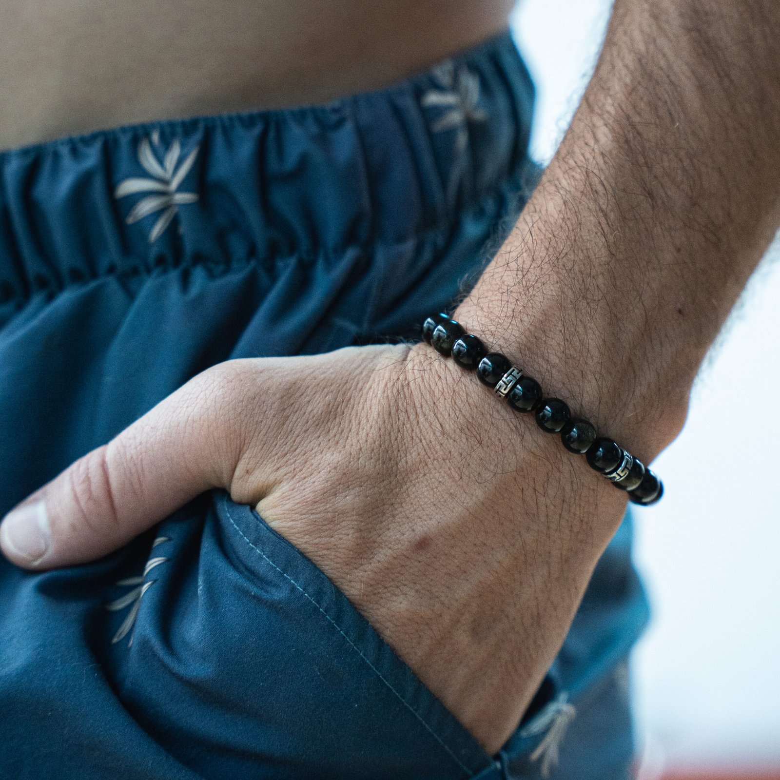 Bracelet Obsidienne Dorée 8mm porté — pierre naturelle reflets