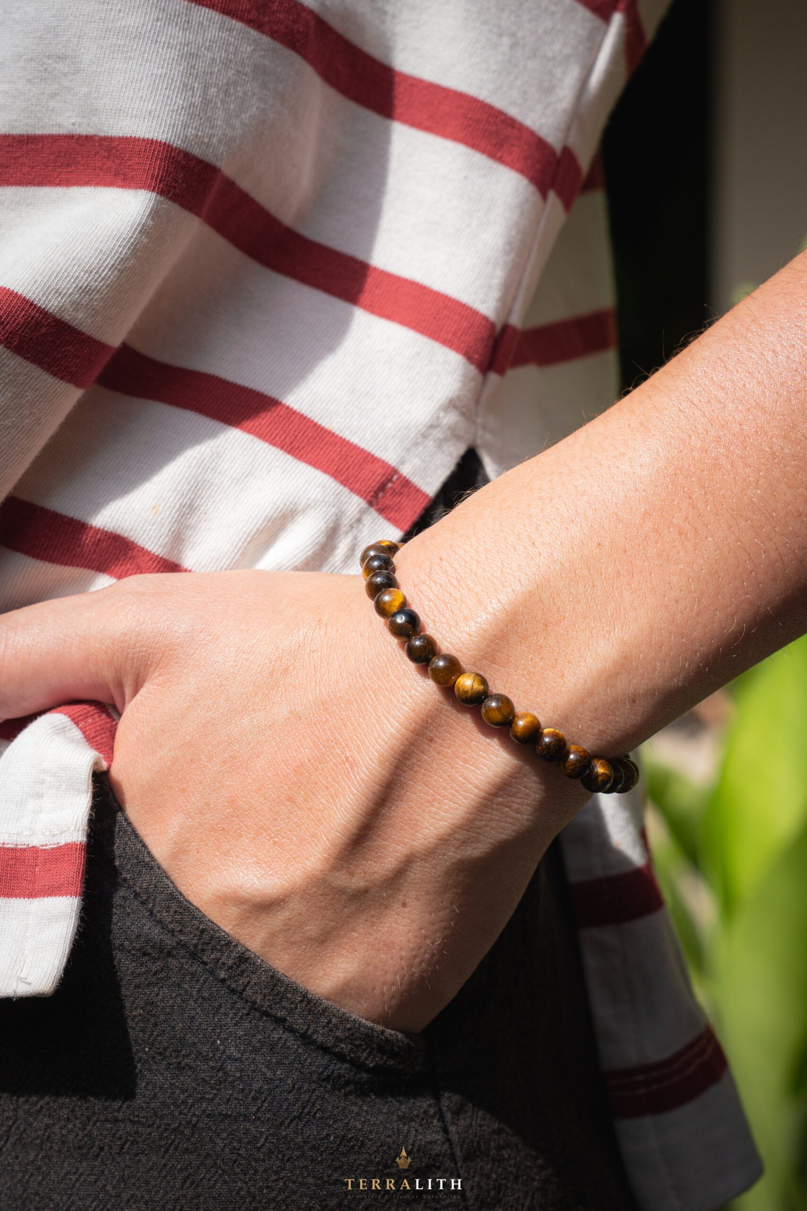 Bracelet Œil de Tigre 6mm porté au poignet — pierre courage confiance