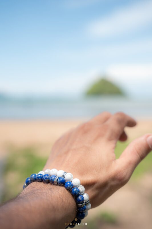 Bracelet sur poignet lapis lazuli howlite