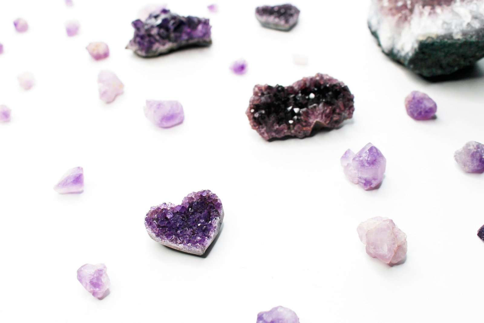Grappe d'améthyste brute — cristaux violets naturels